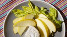 Recepta de cuina de Formatge artesà amb api i poma