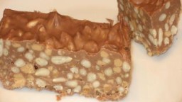 Torró de xocolata amb pinyons