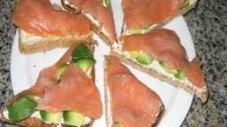 Recepta de cuina de Canapés de salmó, alvocat i formatge