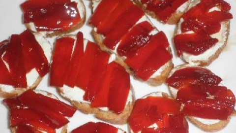 Torradetes amb pebrot confitat