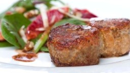 Recepta de cuina de Medalló de filet blanc de porc al pebre verd i puré de poma àcida