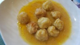 Recepta de cuina de Mandonguilles de carn i calamar amb salsa de safrà