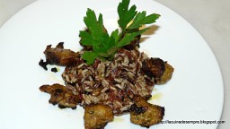 Recepta de cuina de Timbal d'arròs salvatge amb ceps i guarnició de pintxo moruno de xai al Ras el Hanout