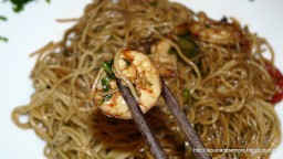 Recepta de cuina de Wok de fideos xinesos amb gambes i verdures