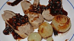 Recepta de cuina de Magret d'ànec amb cebetes confitades i salsa agradolça de magrana