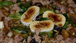 Recepta de cuina de Amanida de canonges i fruits secs amb formatge caramelitzat i vinagreta de mel i mostassa