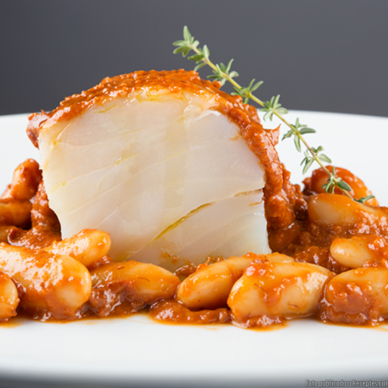 Bacallà amb romesco, amb mongetes de Santa Pau