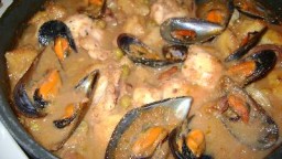 Recepta de cuina de Cassoleta de peix i marisc amb patates i pèsols