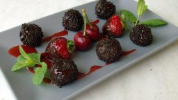 Recepta de cuina de Trufes de xocolata i maduixots del Maresme