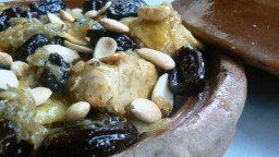 Recepta de cuina de Tagine de pollastre, prunes i ametlles