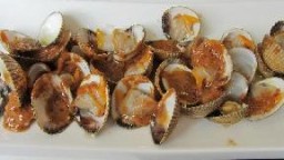 Recepta de cuina de Escopinyes al vapor amb salsa de romesco