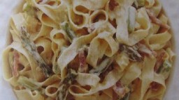 Recepta de cuina de Fettuccine amb pernil, espàrrecs verds i crema