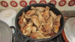 Recepta de cuina de Ales de gall dindi rostides amb prunes i cebetes