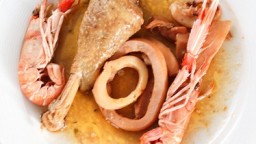 Recepta de cuina de Pollastre de pagés amb escamarlans i calamar