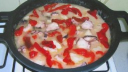 Recepta de cuina de Pop tallat tipu " a feira " a la cassola amb patates i pebrot escalivat