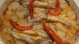 Recepta de cuina de Cues de rap al forn amb patates, gambes o llagostins i la seva salsa