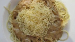 Recepta de cuina de Espaguetis amb formatge ratllat i salsa de ceps