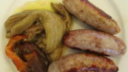 Recepta de cuina de Trio de botifarres ( roquefort ,pebre verd i pebrot escalivat ) amb escalivada