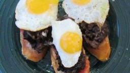 Recepta de cuina de Tapeta de pa amb tomàquet , " morcilla " i ou de guatlla fregit