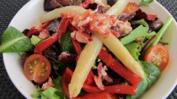 Recepta de cuina de Amanida amb pebrots del piquillo , encenalls de pernil i espàrrecs blancs