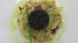 Recepta de cuina de Trinxat de col i patata amb bolets saltejats i botifarra negra