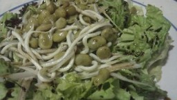 Recepta de cuina de Amanida tèbia de favetes i gules de poca feina