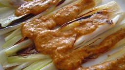 Recepta de cuina de Calçots al forn amb romesco