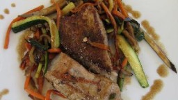 Recepta de cuina de Tonyina a la planxa amb verduretes a la soja