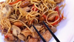 Recepta de cuina de Fideus xinesos amb pollastre i ametlles