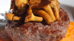 Recepta de cuina de Hamburguesa de vedella amb rossinyols i llit de patata