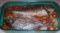 Recepta de cuina de Orada al forn amb patata i picada de fruits secs