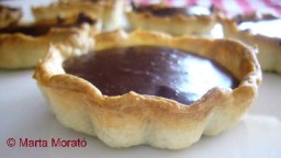 Tartaletes farcides de ganatxé de xocolata