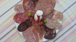 Recepta de cuina de Tastet d'embotits (entremès) amb Xinet Mandarí