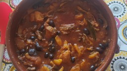 Recepta de cuina de Conill estofat, amb pomes, olives negres, i bolets