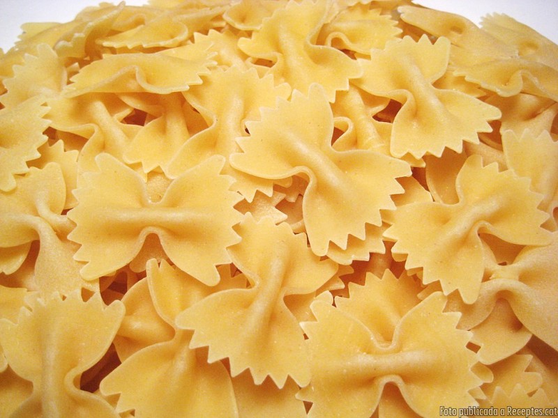 Farfalle amb xixorrites i olives negres