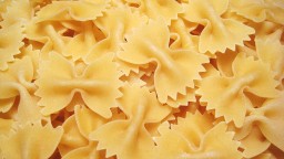 Recepta de cuina de Farfalle amb xixorrites i olives negres