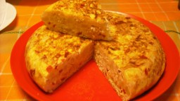 Recepta de cuina de Truita de patates amb pebrots del piquillo i tonyina