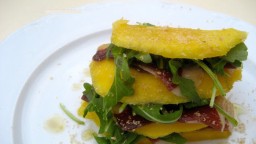 Amanida d'espinacs amb mango i pernil d'ànec