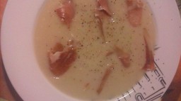 Recepta de cuina de Crema de porro i pera amb encenalls de pernil