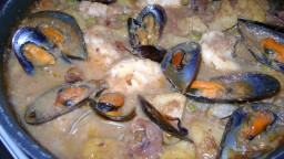 Recepta de cuina de Cassoleta de peix i marisc amb patates