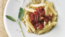 Recepta de cuina de Penne –Plumas amb salsa de cansalada viada i Salvia