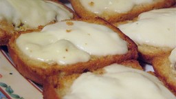 Recepta de cuina de Crostini de formatge picant