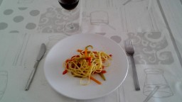 Recepta de cuina de Tallarines amb pollastre i verduretes escabetxades