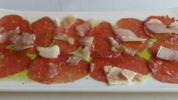 Recepta de cuina de Carpaccio de poltre del Ripollès amb  romaní i flocs de formatge