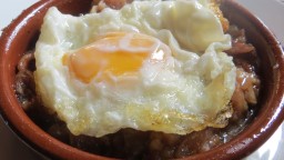 Recepta de cuina de Cassoleta de peu de porc desossat amb ou ferrat