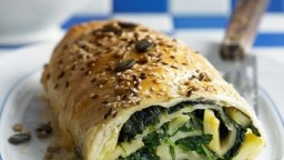 Recepta de cuina de Strudel de pasta de full amb espinacs, patata, i salsa d'herbes