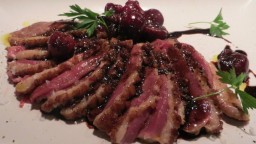 Recepta de cuina de Magret d'ànec amb cireres saltejades i el seu suc