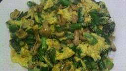 Recepta de cuina de Ous remenats amb espàrrecs de marge i moixernons frescos de temporada