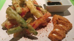Recepta de cuina de Hortalisses en tempura amb salsa romesco i soja