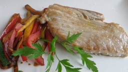 Recepta de cuina de Tonyina vermella a la planxa amb juliana de verdures